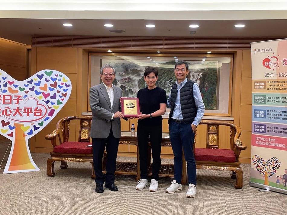 金岱設計總監受贈感謝牌